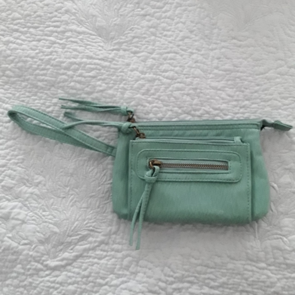 Wristlet purse
